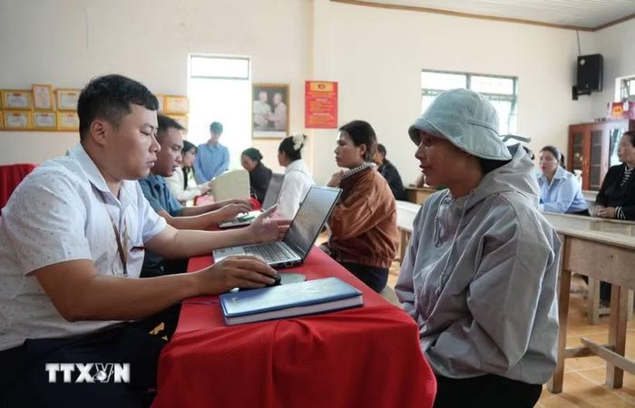 Nhiều người dân đến làm thủ tục hành chính tại nhà văn hóa thôn Chơ Ré (nay là thôn Tân Hạ, xã Tà Năng). (Ảnh: Nguyễn Dũng/TTXVN)