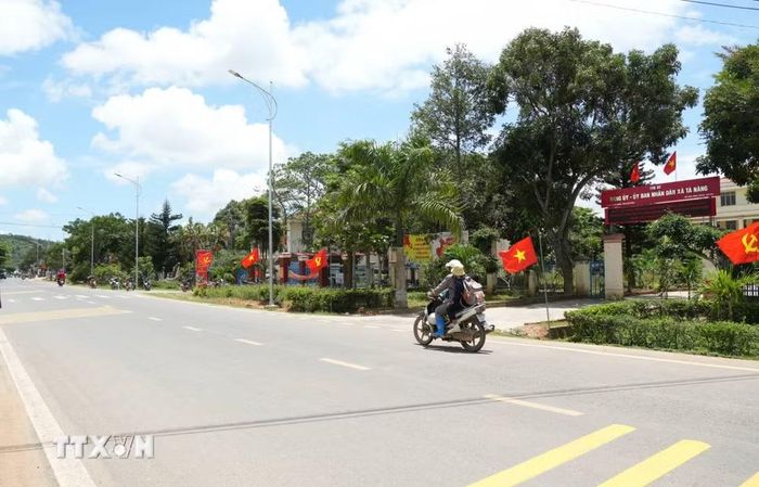 Xã Tà Năng thuộc vùng sâu, vùng đồng bào dân tộc và địa bàn thôn xa nhất cách trung tâm xã khoảng 40km nên người dân gặp khó khăn khi đi làm thủ tục hành chính. (Ảnh: Nguyễn Dũng/TTXVN)