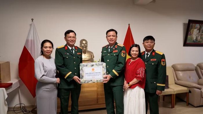 Thượng tướng Nguyễn Trường Thắng cùng đoàn đại biểu cấp cao Bộ Quốc phòng Việt Nam đến thăm Văn phòng Tùy viên Quốc phòng Việt Nam tại Ba Lan. (Ảnh: Kiều Trinh/Vietnam+)