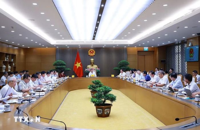 Thủ tướng Lê Minh Hưng làm việc với lãnh đạo Bộ Y tế và các bộ về dự thảo sửa đổi, bổ sung một số điều của luật trong lĩnh vực y tế. (Ảnh: Dương Giang/TTXVN)