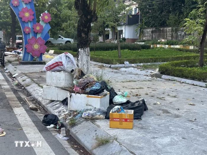 Nhiều rác thải tập kết trên vỉa hè chờ thu gom. (Ảnh: Nguyễn Thảo/TTXVN)