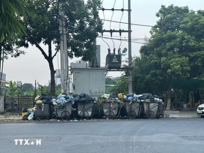 Rác thải chất đống nhiều ngày qua vẫn đang chờ lực lượng chức năng xử lý. (Ảnh: Nguyễn Thảo/TTXVN)
