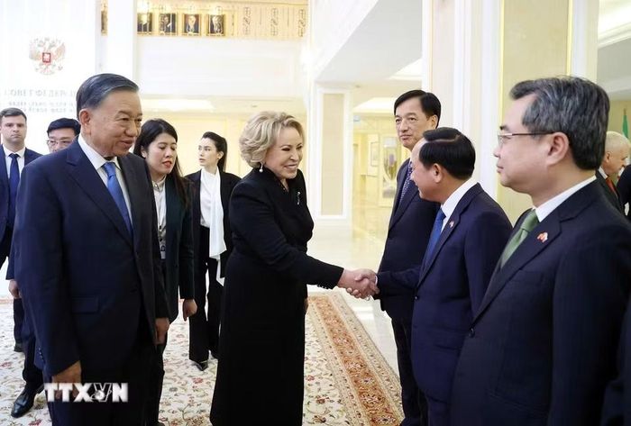 Tổng Bí thư, Chủ tịch nước Tô Lâm giới thiệu thành viên đoàn cấp cao Việt Nam với Chủ tịch Hội đồng Liên bang (Thượng viện) Quốc hội Liên bang Nga Valentina Matvienko. (Ảnh: Thống Nhất/TTXVN)
