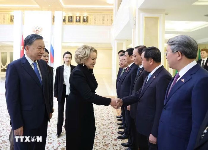 Tổng Bí thư, Chủ tịch nước Tô Lâm giới thiệu thành viên đoàn cấp cao Việt Nam với Chủ tịch Hội đồng Liên bang (Thượng viện) Quốc hội Liên bang Nga Valentina Matvienko. (Ảnh: Thống Nhất/TTXVN)