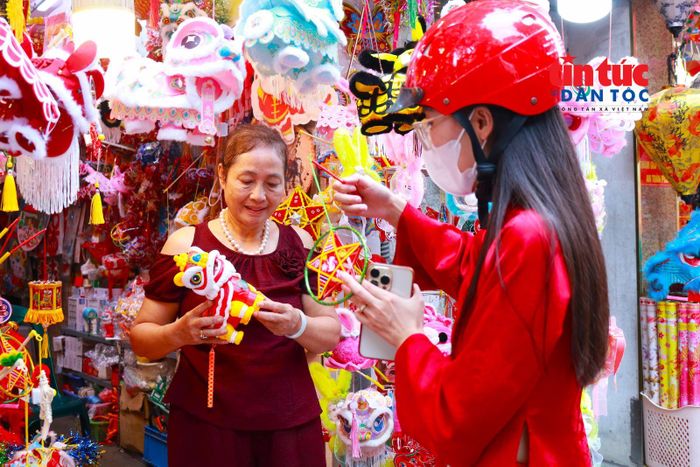 Không chỉ là nơi mua sắm, phố Hàng Mã ngày càng trở thành một điểm đến văn hóa đặc trưng của Hà Nội, nơi người dân và du khách tìm về để cảm nhận không khí Tết Trung thu truyền thống và chụp ảnh lưu giữ những khoảnh khắc đáng nhớ.