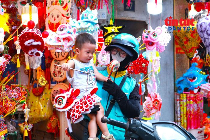 Em nhỏ thích thú khi được người lớn tặng những món đồ chơi Trung thu truyền thống và tham gia các hoạt động rước đèn, phá cỗ đêm Rằm...