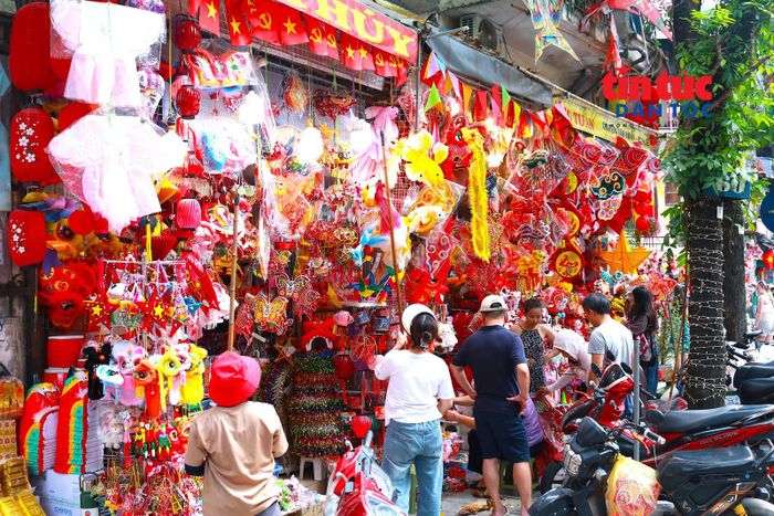 Do thời điểm này sức mua chưa cao, các cửa hàng chủ động giảm giá một số sản phẩm để thu hút khách hàng; đồng thời, đẩy mạnh quảng bá trên các sàn thương mại điện tử, mạng xã hội để tiếp cận được nhiều khách hơn.