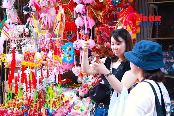 Khách quốc tế ấn tượng với những món đồ chơi Trung thu truyền thống và chọn mua làm quà lưu niệm.