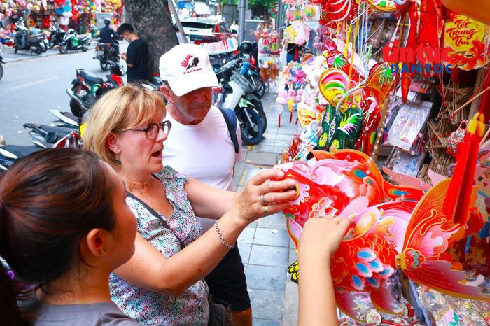 Các gian hàng Trung thu rực rỡ sắc màu thu hút du khách quốc tế tham quan, tìm hiểu nét văn hóa truyền thống Việt Nam.