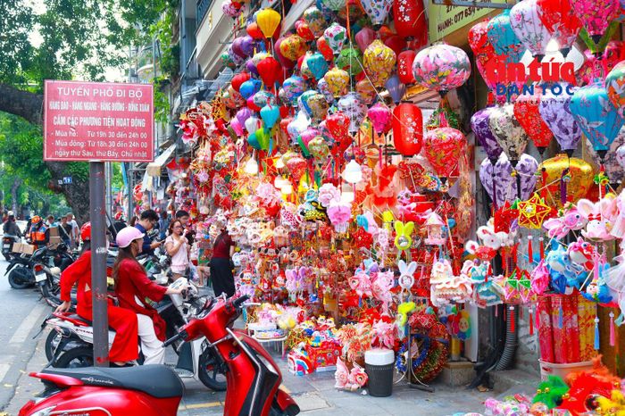 Tết Trung thu năm 2026 (Rằm tháng 8 Âm lịch) vào ngày 25/9 Dương lịch. Phố Hàng Mã tiếp tục là điểm đến ưa thích của người dân Hà Nội và du khách trong đêm trăng rằm.