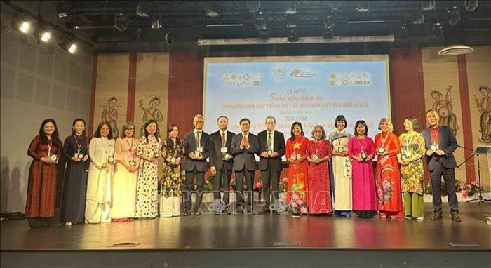 Kỷ niệm 5 năm Mạng lưới Giảng dạy Tiếng Việt và Văn hóa Việt Nam toàn cầu tại Pháp. Ảnh: Ngọc Hiệp/PV TTXVN tại Pháp