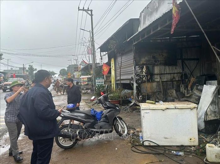 Hiện trường vụ cháy căn nhà tại Tổ dân phố Ting Wel Đăng, gần khu vực chợ Đắk Ha (phường Bắc Gia Nghĩa, tỉnh Lâm Đồng). Ảnh: TTXVN phát.