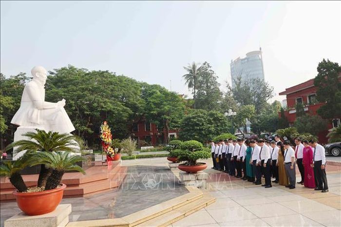 Cán bộ, giảng viên Học viện Chính trị quốc gia Hồ Chí Minh dâng hoa tưởng niệm Chủ tịch Hồ Chí Minh trước Lễ khai giảng năm học mới. Ảnh: Phương Hoa/TTXVN.