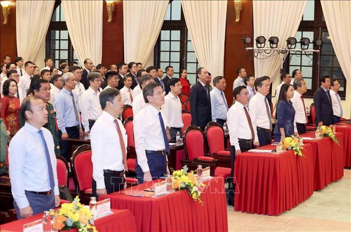 Đại biểu dự khai giảng thực hiện nghi thức chào cờ. Ảnh: Phương Hoa/TTXVN