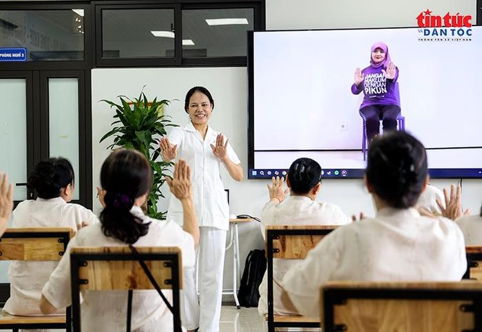 ThS Y tế cộng đồng Trần Thị Thủy hướng dẫn người cao tuổi thực hiện các động tác vận động, rèn luyện sức khỏe.