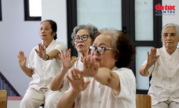 Không khí tập luyện vui vẻ giúp người cao tuổi duy trì sự linh hoạt, nâng cao sức khỏe và bắt đầu ngày mới với tinh thần tích cực.