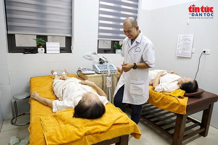 Khu vật lý trị liệu, phục hồi chức năng được trang bị thiết bị hỗ trợ, giúp người cao tuổi chủ động chăm sóc và cải thiện sức khỏe.