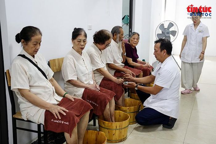Sau giờ vận động, các cụ được ngâm chân bằng thảo dược và chăm sóc bằng những phương pháp đông y phù hợp.