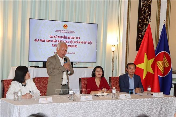 Chủ tịch Tổng hội Người Việt tại Bỉ Huỳnh Công Mỹ phát biểu tại buổi gặp mặt. Ảnh: Lan Anh/PV TTXVN tại Bỉ