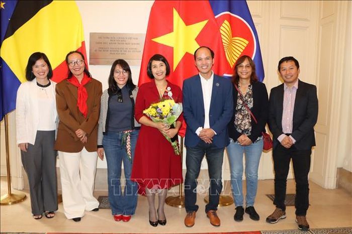 Đại sứ Nguyễn Hương Trà chụp ảnh lưu niệm cùng đại diện Hội Trí thức và Chuyên gia Người Việt tại Bỉ và Luxembourg (ViLaB). Ảnh: Duy Tùng/PV TTXVN tại Bỉ