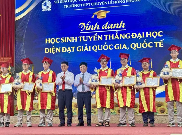Lễ tuyên dương các em học sinh đạt giải Quốc gia, Quốc tế tại Trường THPT chuyên Lê Hồng Phong (phường Chợ Quán).