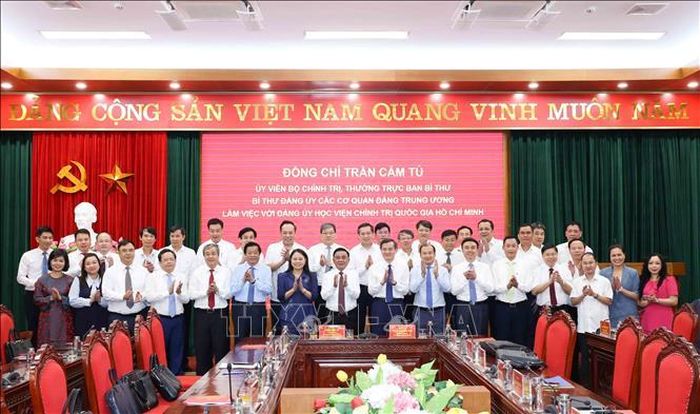 Thường trực Ban Bí thư Trần Cẩm Tú cùng các đồng chí tham dự buổi làm việc.