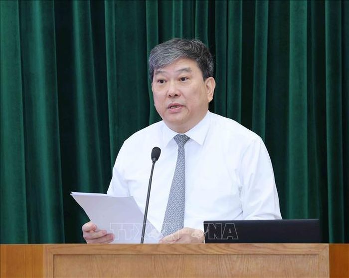 Đồng chí Nguyễn Duy Bắc, Phó Giám đốc Học viện Chính trị quốc gia Hồ Chí Minh trình bày báo cáo tại buổi làm việc.