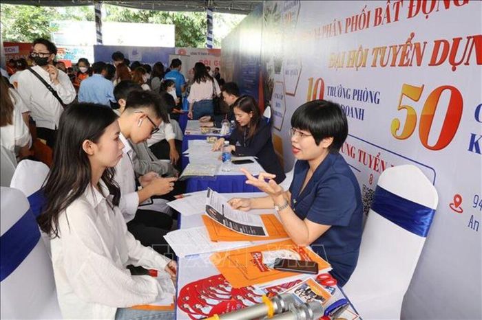 Người lao động Thành phố Hồ Chí Minh tham gia ngày hội tuyển dụng. Ảnh tư liệu: Thanh Vũ/TTXVN