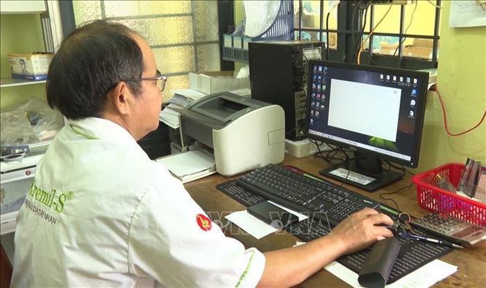 Cán bộ Trạm Y tế xã Thọ Sơn thực hiện công việc chuyên môn trên hệ thống máy tính.