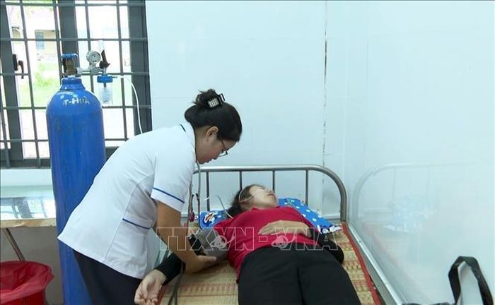 Nhân viên y tế thăm khám cho người bệnh tại Trạm Y tế xã Lộc Quang.