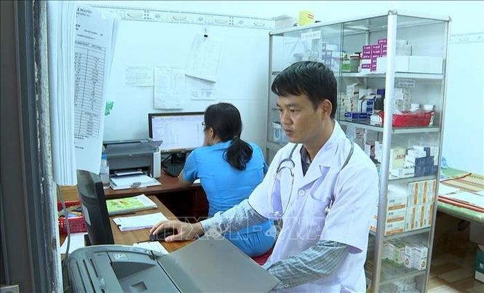 Bác sĩ Trạm Y tế xã Lộc Quang thực hiện công việc chuyên môn trong bối cảnh đơn vị đang từng bước tổ chức lại hoạt động theo mô hình mới.