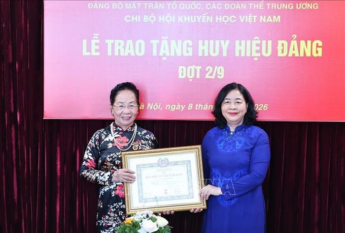 Đồng chí Bùi Thị Minh Hoài, Ủy viên Bộ Chính trị, Bí thư Trung ương Đảng, Chủ tịch Ủy ban Trung ương MTTQ Việt Nam trao tặng Huy hiệu 45 năm tuổi Đảng cho GS.TS Nguyễn Thị Doan, nguyên Phó Chủ tịch nước, Phó Chủ tịch không chuyên trách Ủy ban Trung ương MTTQ Việt Nam, Chủ tịch Hội Khuyến học Việt Nam. Ảnh: Minh Đức/TTXVN