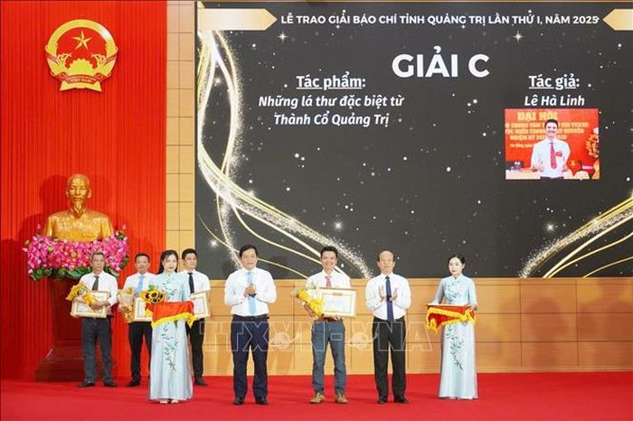 Trao giải C Giải thưởng Báo chí Quảng Trị lần thứ I cho tác giả Lê Hà Linh, PV Thông tấn xã Việt Nam với loạt phóng sự 4 kỳ “Những lá thư đặc biệt từ Thành Cổ Quảng Trị”. Ảnh: TTXVN phát