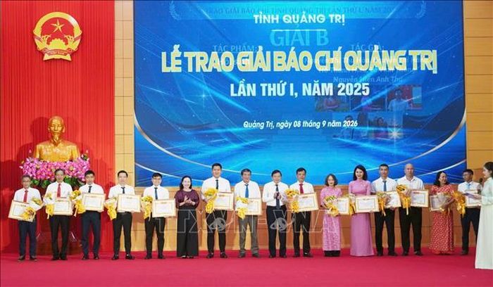 Lãnh đạo tỉnh Quảng Trị trao Giải B Giải thưởng Báo chí Quảng Trị lần thứ I cho các tác giả và nhóm tác giả.