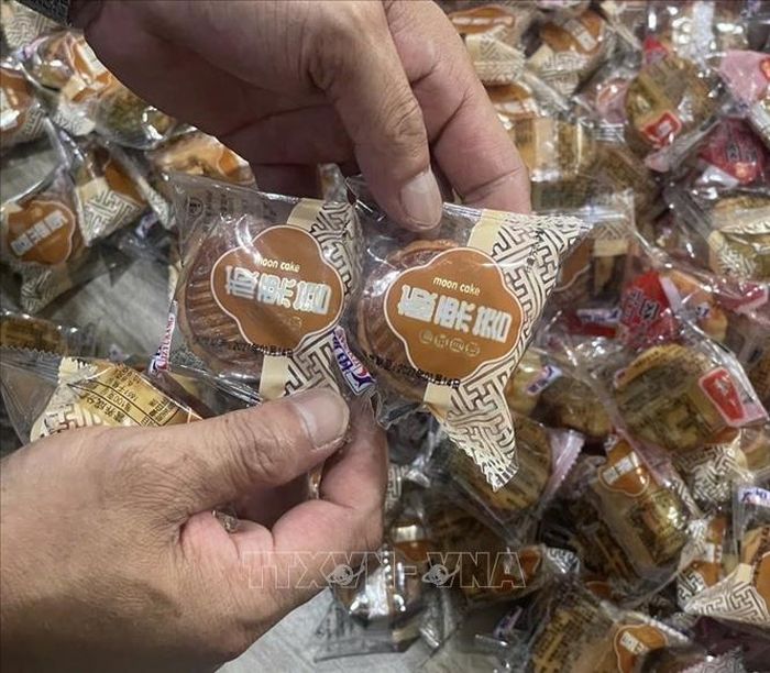 Đoàn kiểm tra phát hiện 520 chiếc bánh Trung thu nhãn hiệu “MOON CAKE” được sản xuất ở nước ngoài nhưng không có hóa đơn, chứng từ hợp pháp chứng minh nguồn gốc.