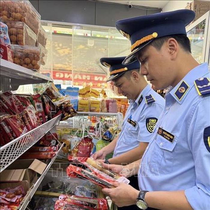 Đội Quản lý thị trường số 22 tiến hành kiểm tra một số cơ sở kinh doanh trên địa bàn Hà Nội và phát hiện số lượng lớn hàng hóa có dấu hiệu vi phạm.