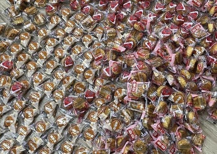 Qua kiểm tra, lực lượng chức năng phát hiện 1.400 sản phẩm bánh, kẹo và các sản phẩm thực phẩm có nguồn gốc sản xuất không được xác định rõ.
