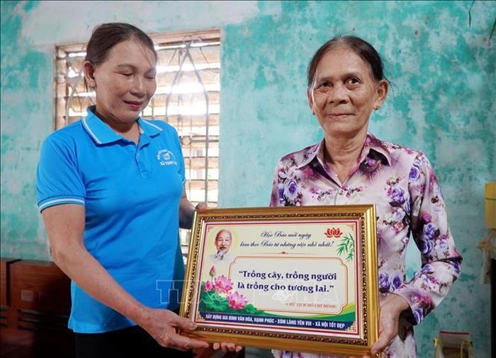 Bà Nguyễn Thị Liên Thọ chọn câu nói của Chủ tịch Hồ Chí Minh về “Trồng cây, trồng người là trồng cho tương lai” làm lời nhắc nhở, bảo ban con cháu không ngừng học tập, rèn luyện cách sống và đối nhân xử thế để làm người có ích.