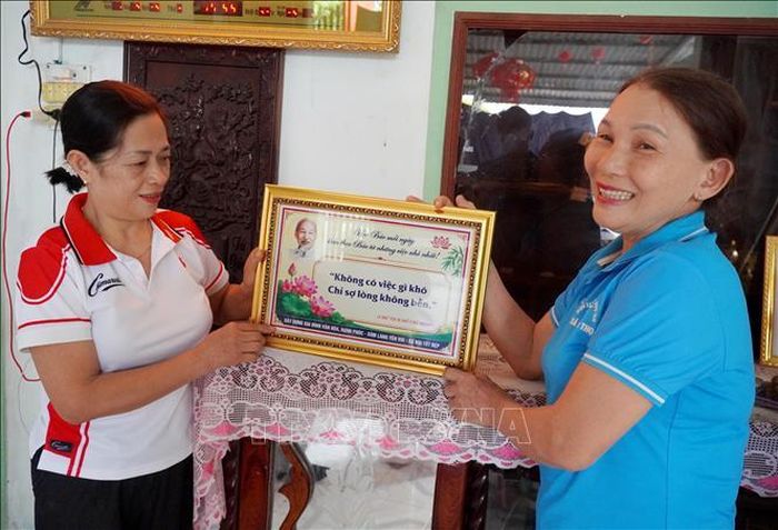 Chị Nguyễn Thị Hoàng Lan chọn lời dạy “Không có việc gì khó, chỉ sợ lòng không bền” để rèn luyện ý chí vượt qua nghịch cảnh trong cuộc sống.