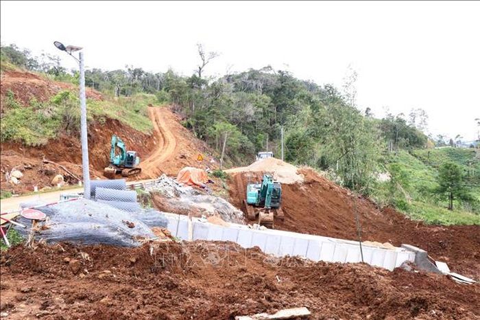 Công tác khắc phục sạt lở Km76+800 đến Km77+154, Quốc lộ 24 đang được gấp rút triển khai. Ảnh: Cao Nguyên/TTXVN