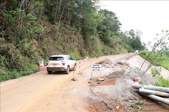 Các phương tiện lưu thông qua vị trí Km76+800 đến Km77+154, Quốc lộ 24 cần theo hướng dẫn của cơ quan chức năng. Ảnh: Cao Nguyên/TTXVN