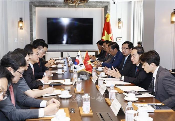 Chủ tịch Quốc hội Trần Thanh Mẫn tiếp ông Roh Tae Moon, Phó Chủ tịch cấp cao kiêm Tổng Giám đốc điều hành Samsung điện tử (Hàn Quốc). Ảnh: Doãn Tấn/TTXVN