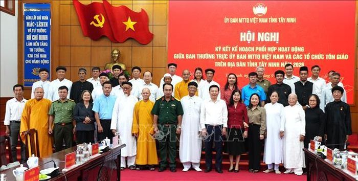 Lãnh đạo tỉnh Tây Ninh và các tổ chức Tôn giáo trên địa bàn tỉnh chụp ảnh lưu niệm.