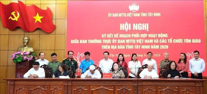 Phó Bí thư Tỉnh ủy, Chủ tịch Ủy ban MTTQ Việt Nam tỉnh Tây Ninh Nguyễn Thanh Hải chứng kiến ký kết phối hợp giữa Ủy ban MTTQ Việt Nam tỉnh và các tổ chức tôn giáo năm 2026.