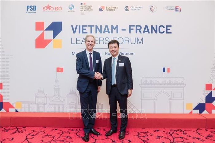 Ông Benoît Clocheret (bên trái), Chủ tịch Hội đồng Doanh nghiệp Pháp - Việt, Phó Chủ tịch MEDEF International - bộ phận phụ trách quan hệ kinh tế đối ngoại, xúc tiến hợp tác quốc tế thuộc Nghiệp đoàn giới chủ Pháp, tham dự Diễn đàn Doanh nghiệp Việt - Pháp năm 2026. Ảnh: TTXVN phát