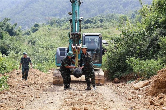 Di dời quả bom đến khu vực hủy nổ.