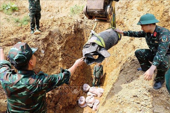 Quả bom hàng không công phá đa dụng GP 250LP được đưa vào hố hủy nổ.