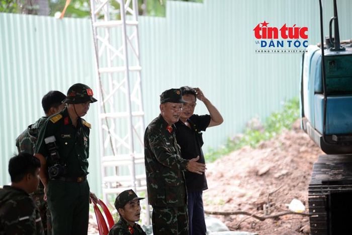 Trung tá Lê Ngọc Hà, Đội trưởng Đội K74 chi đạo công tác đào thăm dò tại hiện trường.
