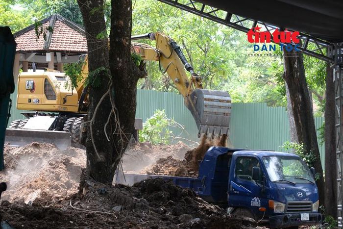 Các thiết bị vận chuyển đất tại khu A để phục vụ công tác mở rộng tìm kiếm.