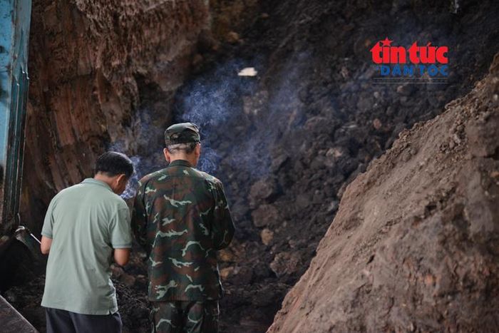 Trong quá trình đào sâu, lực lượng chức năng phát hiện dấu tích nghi liên quan đến hài cốt liệt sĩ nên tạm dừng thi công bằng máy.
